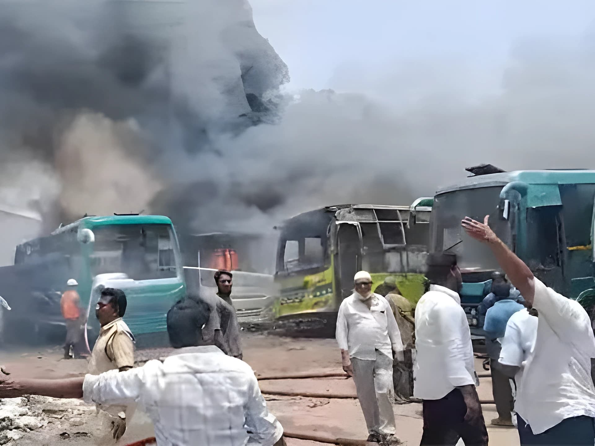 మెకానిక్ షెడ్డులో మంటలు