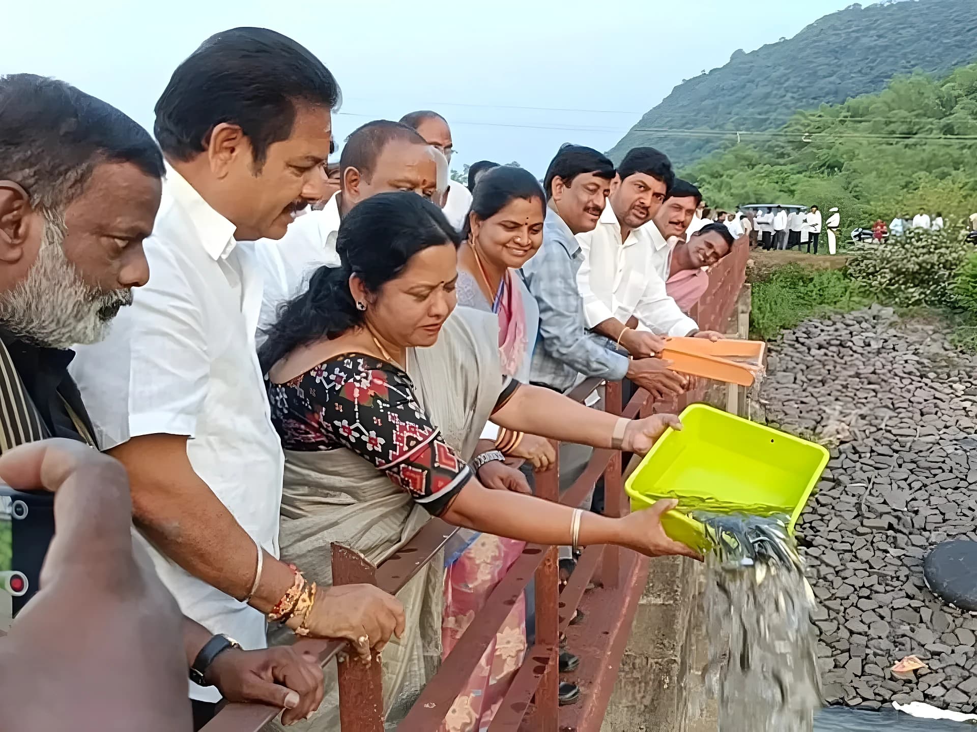 ఏలేరు జలాశయంలో చేప పిల్లల విడుదల