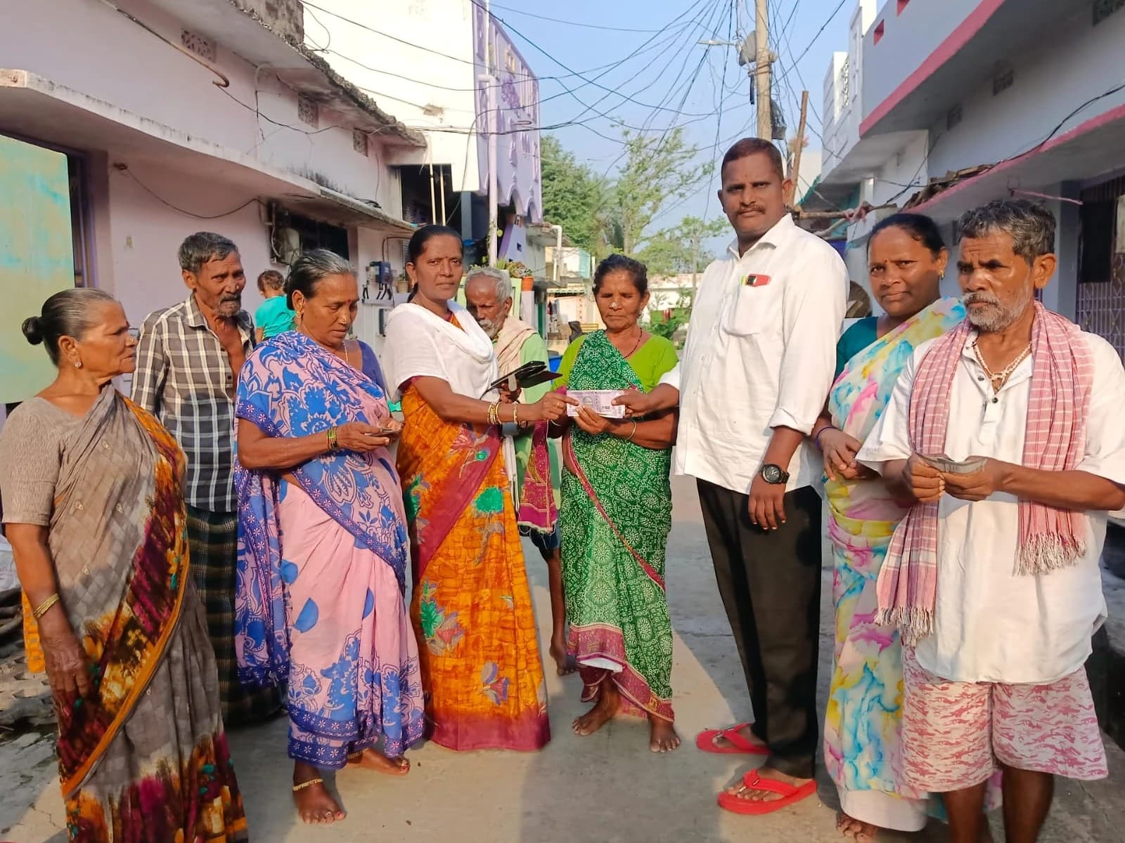 పెన్షన్లు పంపిణీ చేసిన BJP నేత జొన్నడ రంజిత్