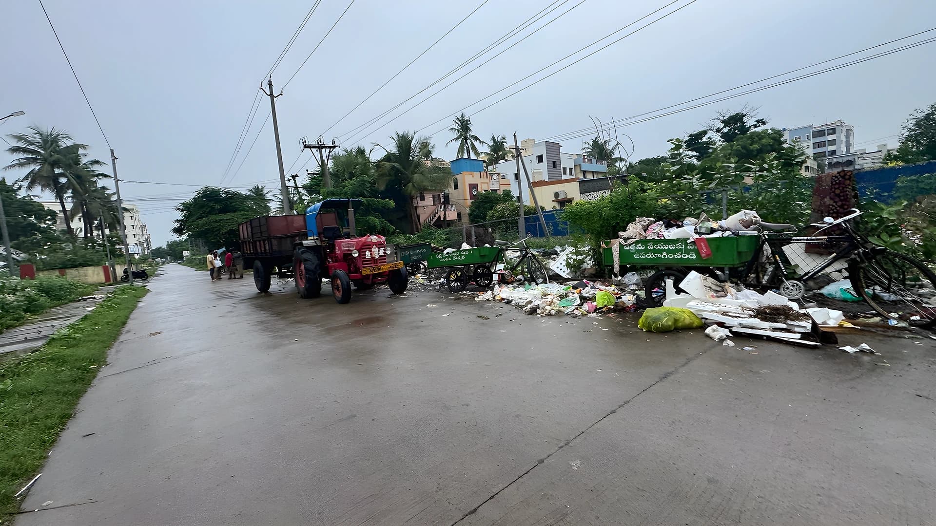 రోడ్డుపై చెత్త పేరుకుపోవడంతో తీవ్ర ఇబ్బందులు