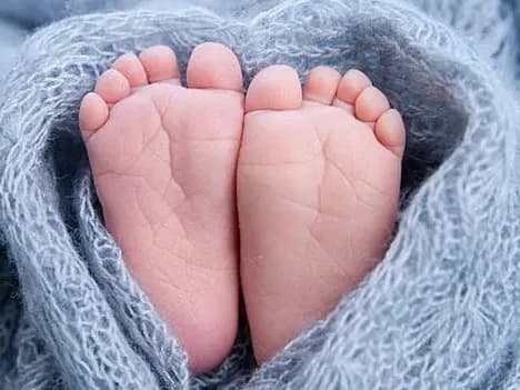 టెస్టుల పేరుతో పసిపాపను అమ్మేసిన నర్సులు!