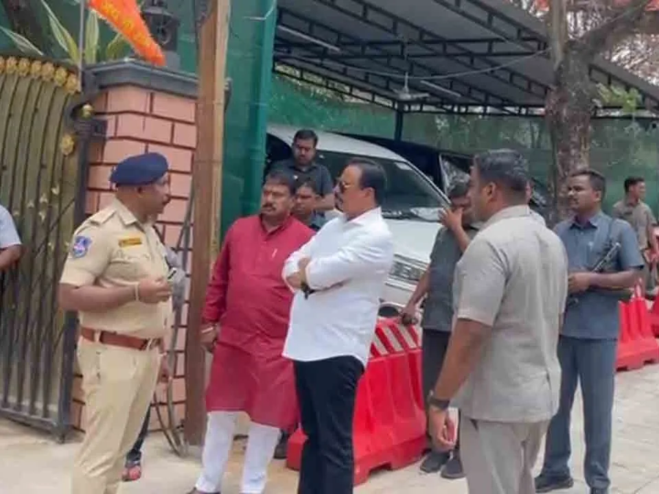 IPS వైఫ్ ను చంపేసిన పనిమనిషి!
