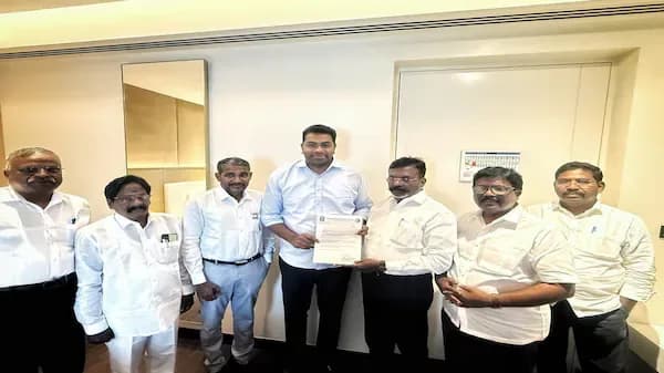 నెంబర్ గేమ్ లో విజయ్ సక్సెస్ ..వీసికే అన్ కండిషనల్ సపోర్ట్