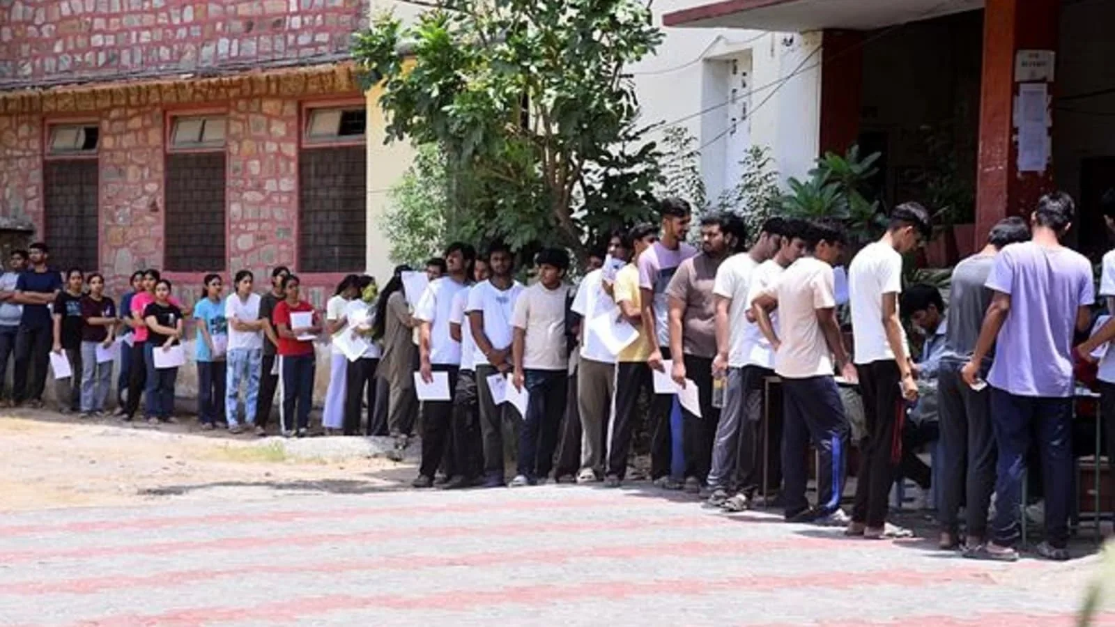Private Mafia పేరుతో వాట్సాప్ గ్రూపు.. నీట్ పేపర్ లీక్ అయింది ఇలా ..!