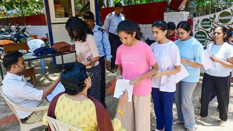 నీట్ స్కామ్ ని బయటపెట్టిన హాస్టల్ యజమాని