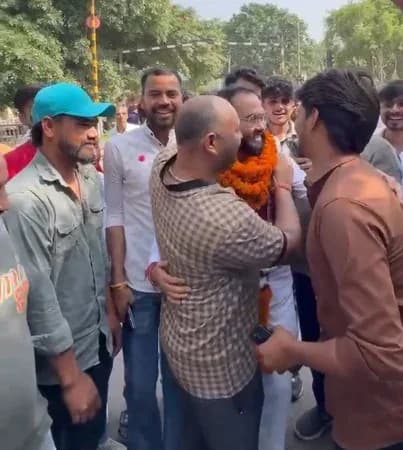 రేపిస్టుకు దండలేసి, భుజాలపై ఊరేగించిన యూపీ జనం