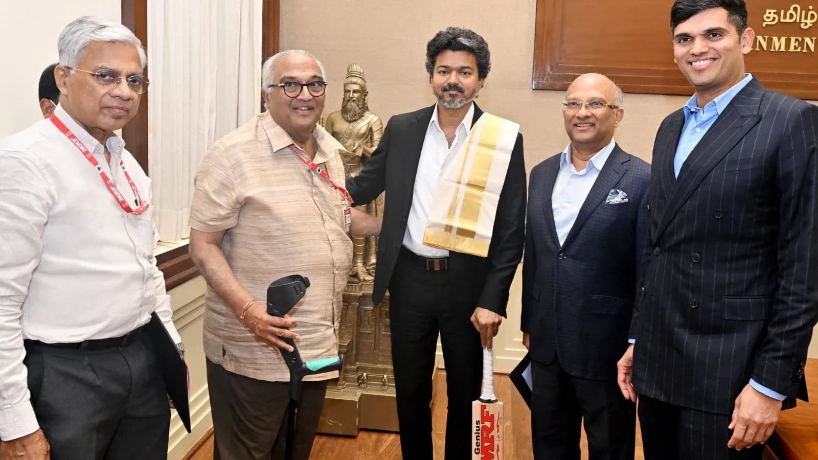 కొహ్లీ సైన్ చేసిన బ్యాట్ విజయ్ చేతిలో... ఫ్యాన్స్ కి పండగే ఇక