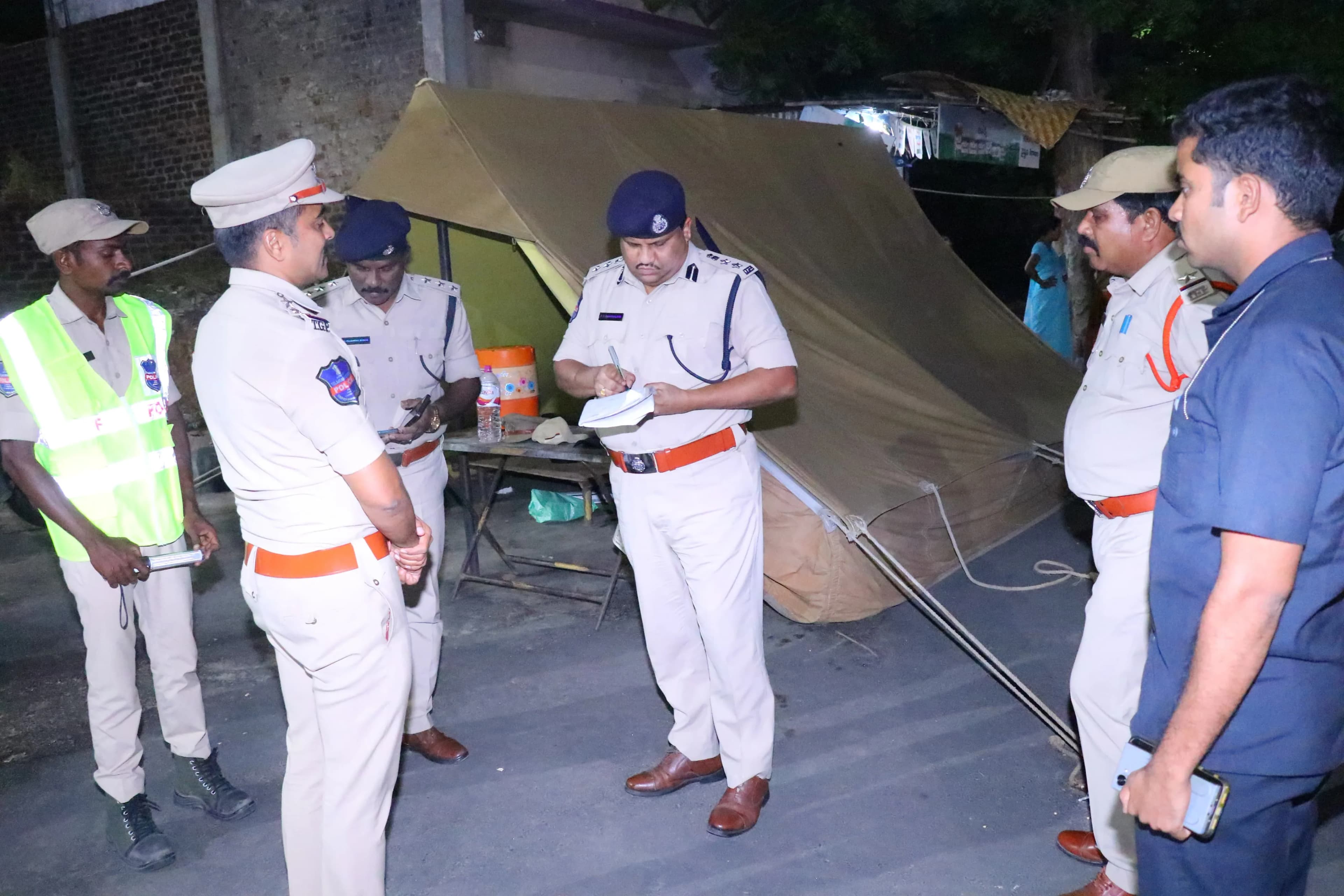 'అనుమానాస్పద వ్యక్తులపై ప్రత్యేక నిఘా పెట్టాలి'