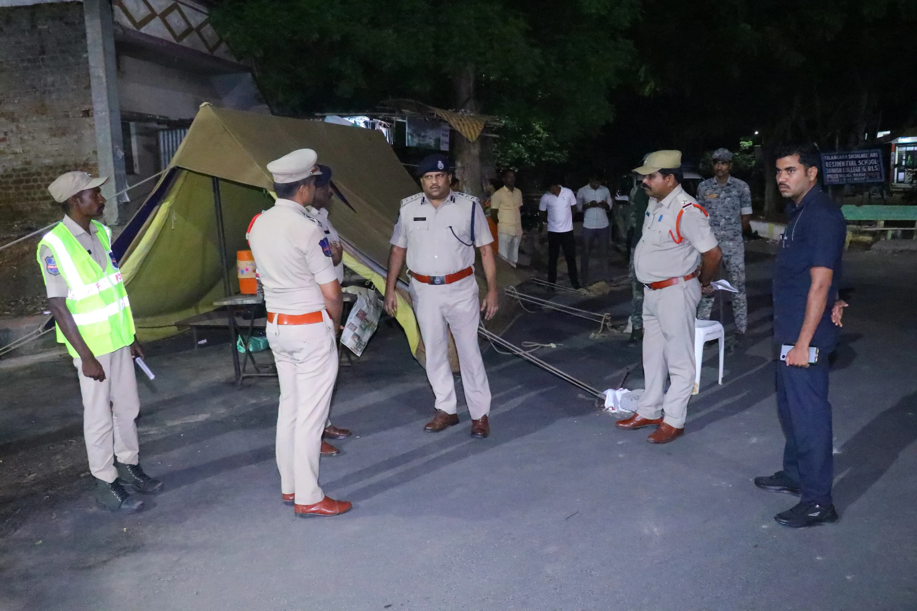 'అనుమానాస్పద వ్యక్తులపై ప్రత్యేక నిఘా పెట్టాలి'
