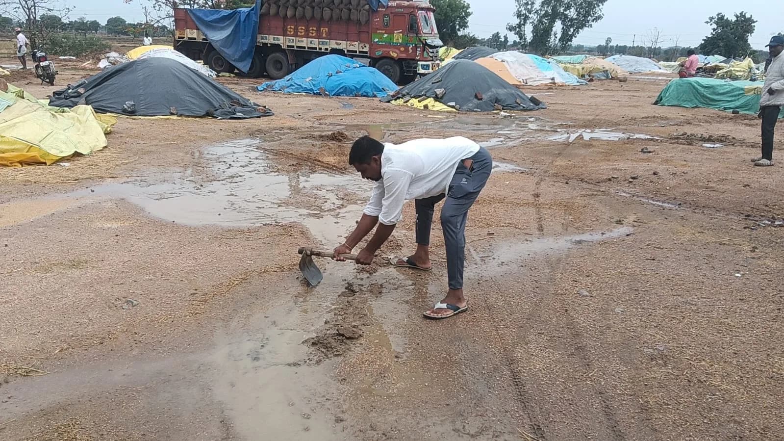 ఆరుగాలం కష్టం.. తడిసి ముద్ధైన ధాన్యం
