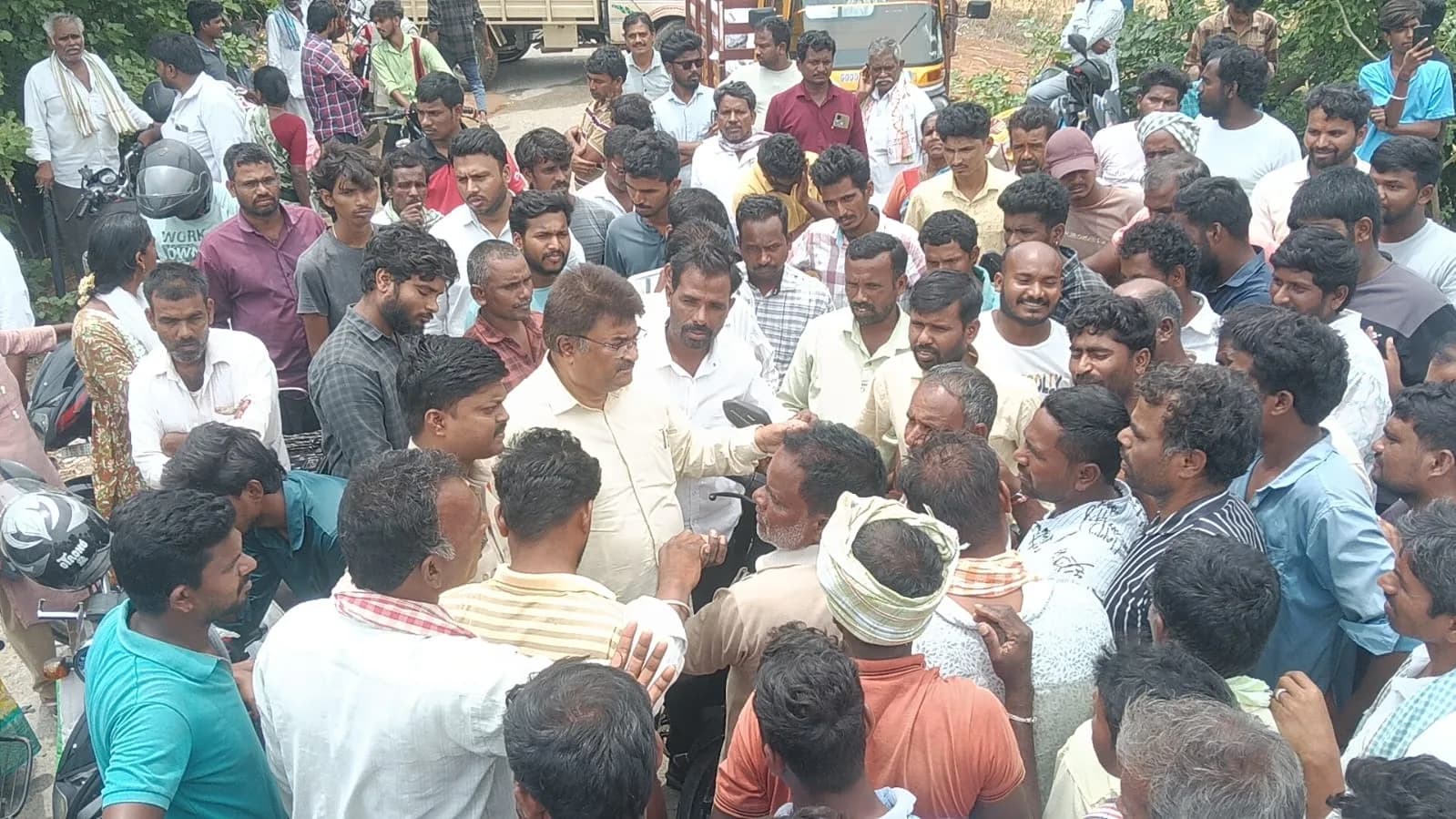 ధాన్యం బస్తాలు దహనం చేసి నిరసన