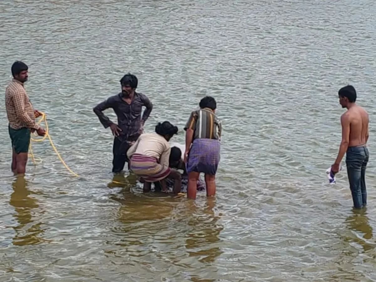 నీటి గుంతలో పడి అక్కాచెల్లెళ్లు మృతి