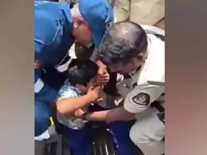 మ్యాన్హోల్లో ఇరుక్కున్న కాలు