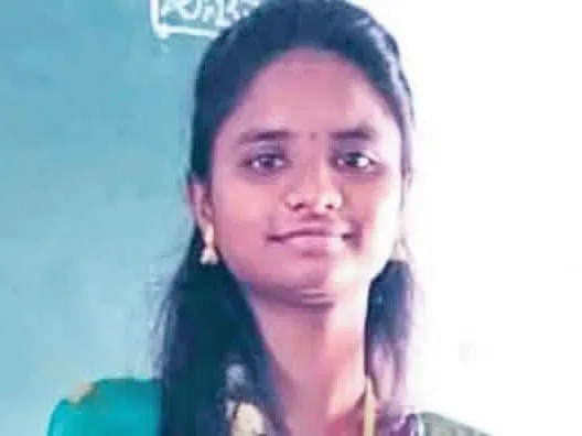 కొత్త ఫోన్ కొనివ్వలేదని బావిలోకి దూకిన యువతి!