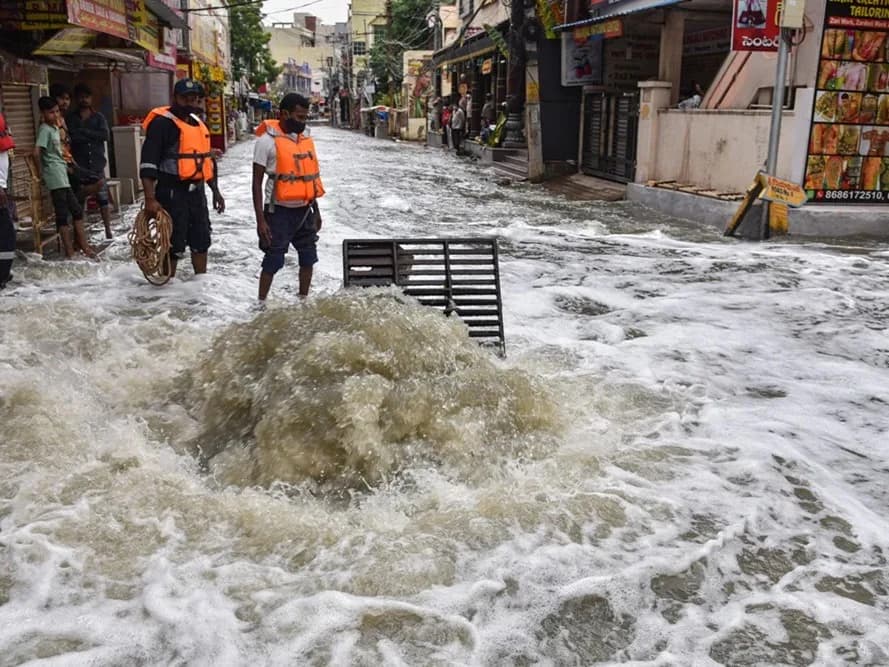 వర్ష బీభత్సం.. హైదరాబాద్లో ఇద్దరు మృతి