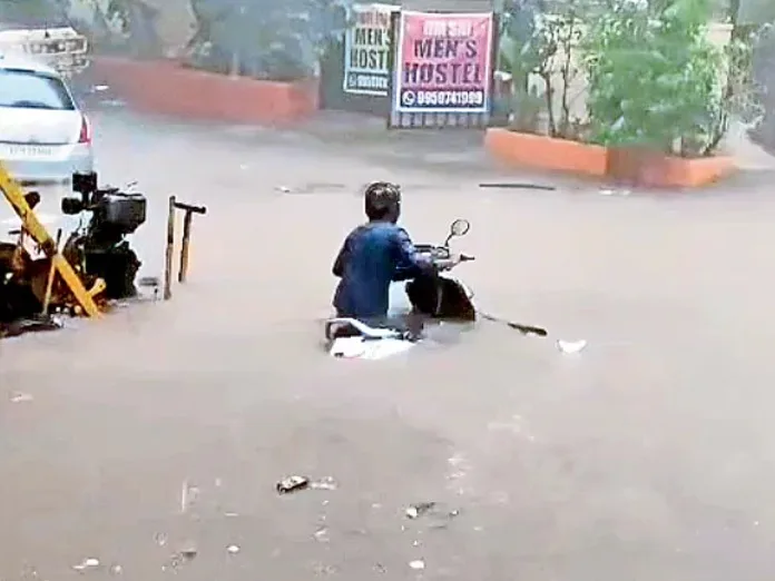 HYDలో కుండపోత వర్షం.. కొట్టుకుపోయిన వాహనాలు