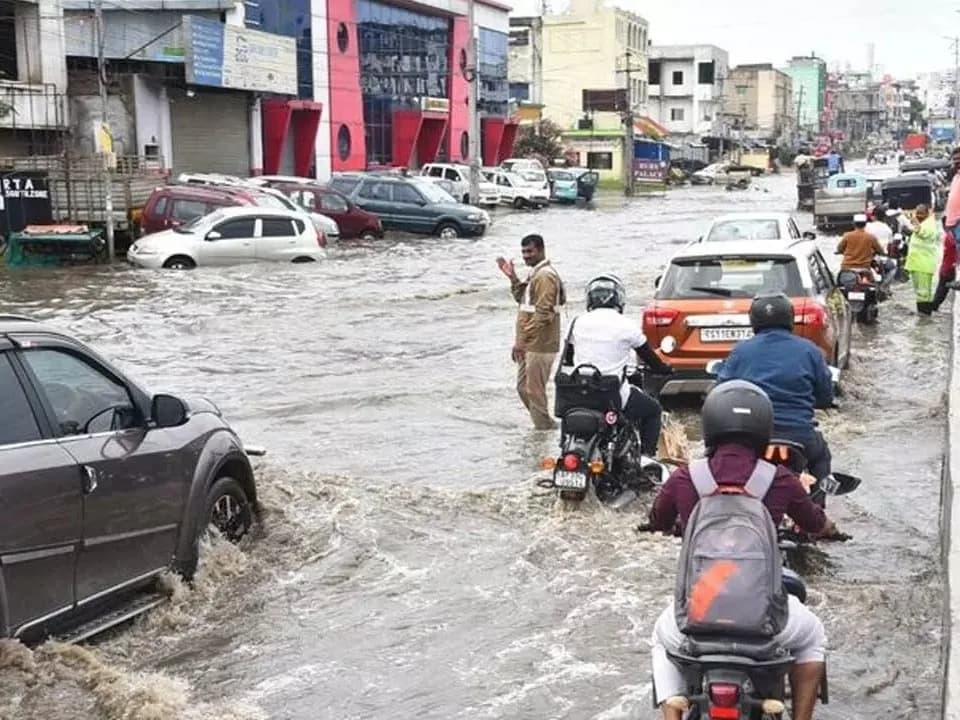 HYDలో కుండపోత వర్షం.. కొట్టుకుపోయిన వాహనాలు