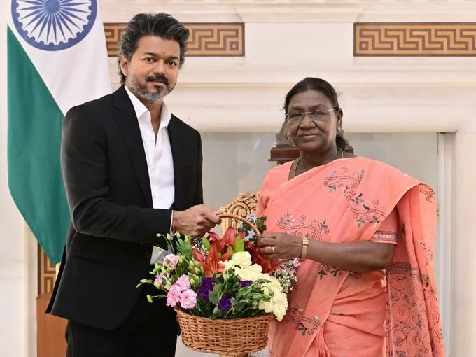 రాష్ట్రపతి ద్రౌపది ముర్ము, సోనియా గాంధీ లను కనిసిన CM విజయ్..