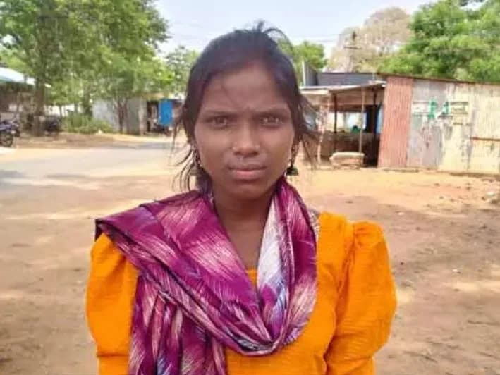 రీయంబర్స్మెంట్ రాలేదని సర్టిఫికెట్లు ఇవ్వని కళాశాల