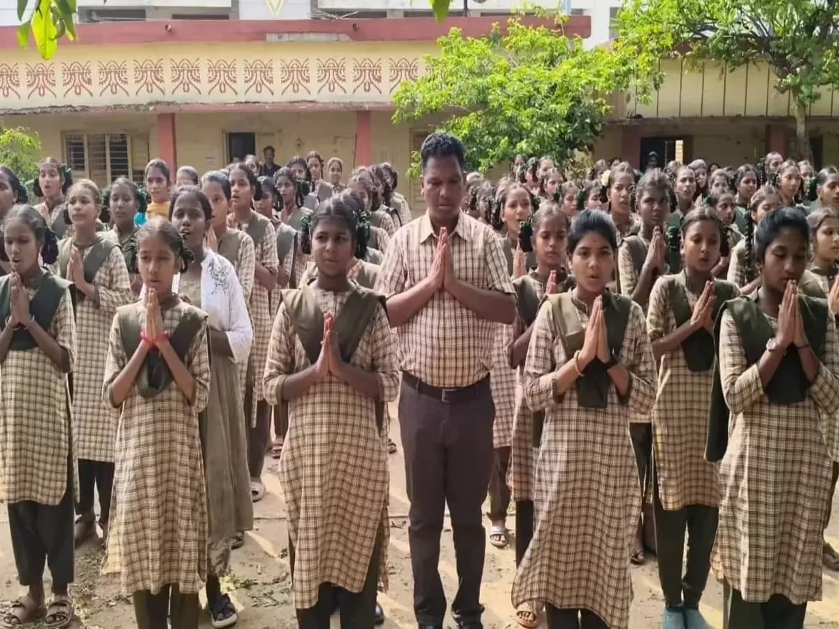 స్కూల్ యూనిఫామ్లో DEO.. షాకైన స్టూడెంట్స్