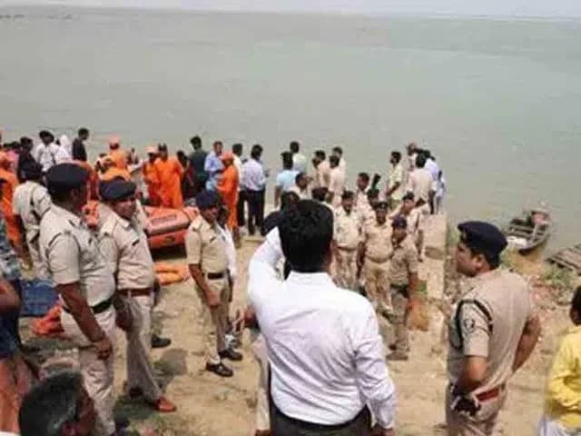 నదిలో పడవ బోల్తా.. నలుగురు మృతి