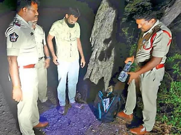 ఎక్స్ప్రెస్ రైలులో చోరీ.. పోలీసులు కాల్పులు