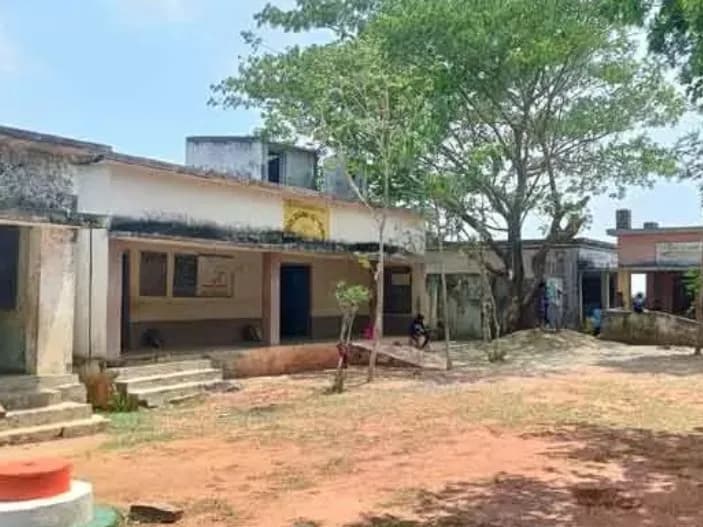 ఫస్ట్ రోజే నీటి కష్టాలు.. విద్యార్థుల అవస్థలు
