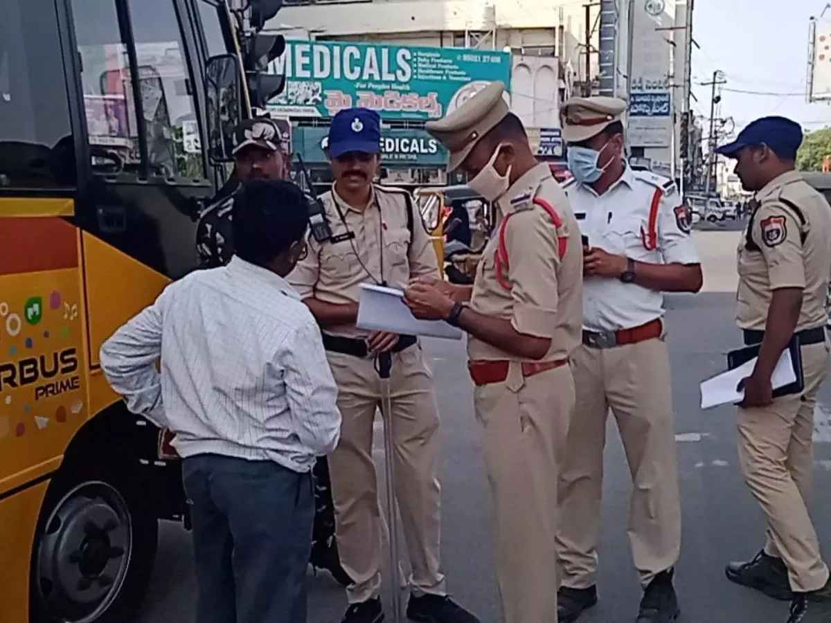 ఫిట్నెస్ లేని వాహనాలపై కేసులు నమోదు