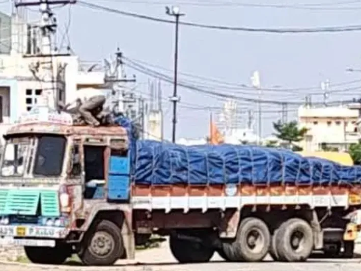 కవర్ను తొలగిస్తుండగా కరెంట్ షాక్.. డ్రైవర్ స్పాట్డెడ్