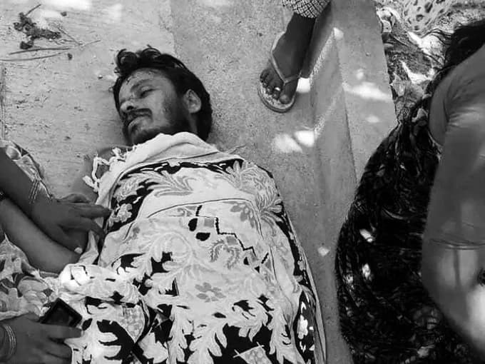 చెట్ల నరుకుతుండగా కరెంట్ షాక్.. స్పాట్డెడ్!