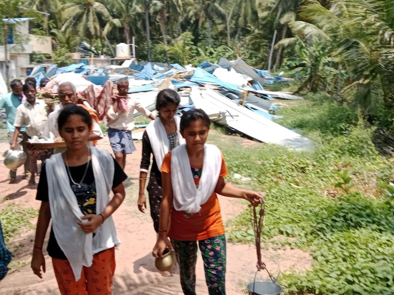 కూతుళ్లే కొడుకులయ్యారు !