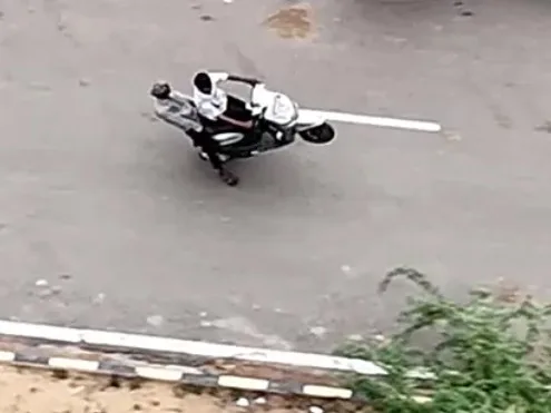 బైక్పై యువకులు స్టంట్స్.. పట్టేసిన డ్రోన్