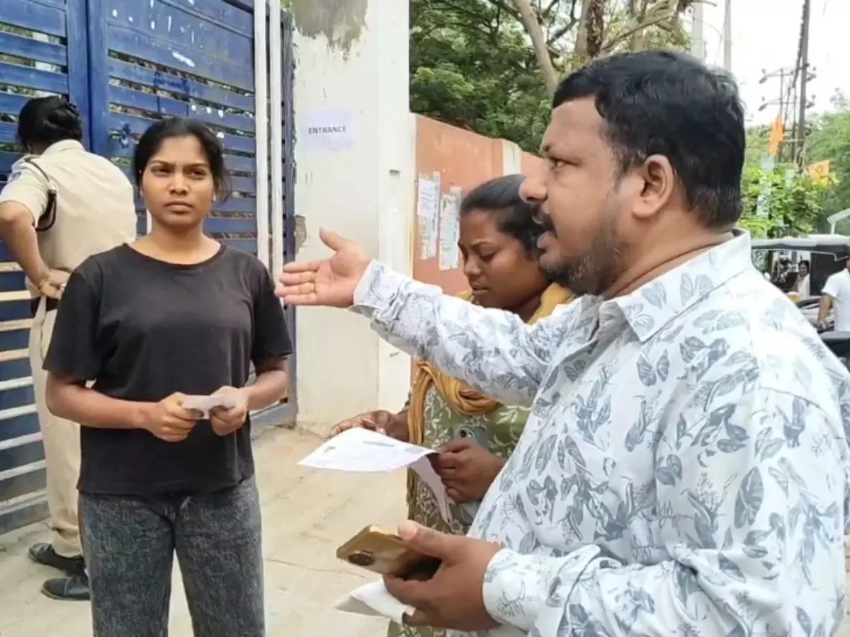అధికారుల నిర్లక్ష్యం.. విద్యార్థులకు శాపం