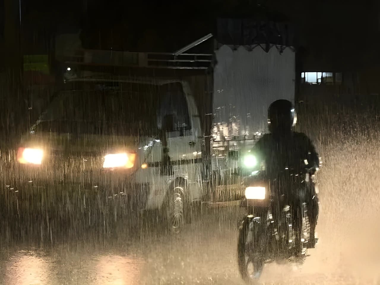 నగరంలో అర్ధరాత్రి కుండపోత వర్షం