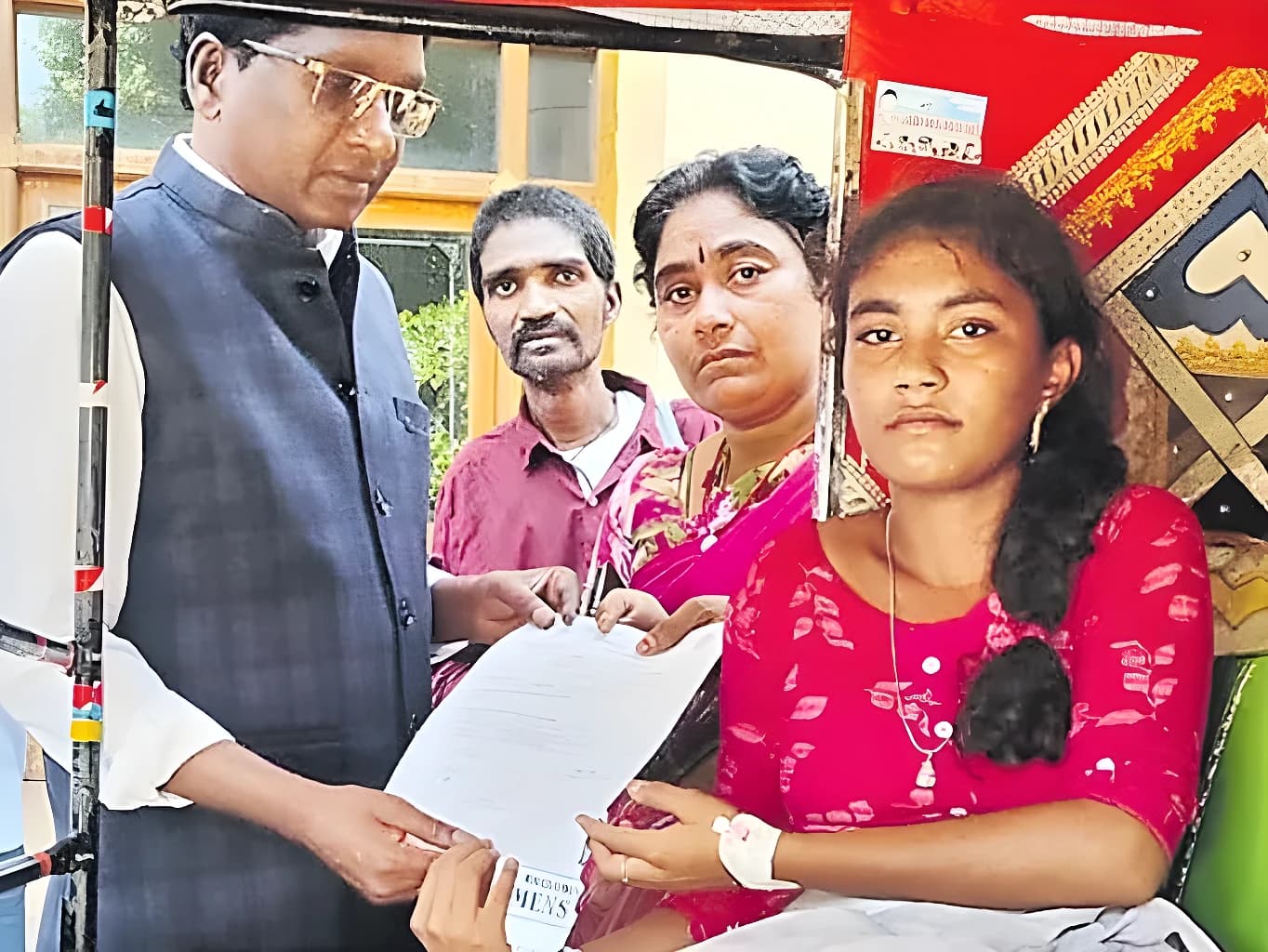 ఆటోలో క్యాంపస్కు.. పట్టుదలకు సెల్యూట్ !