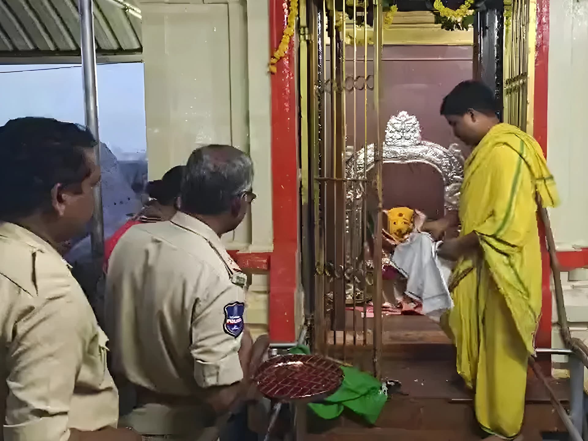 బాసర సరస్వతీ ఆలయంలో భారీ చోరీ