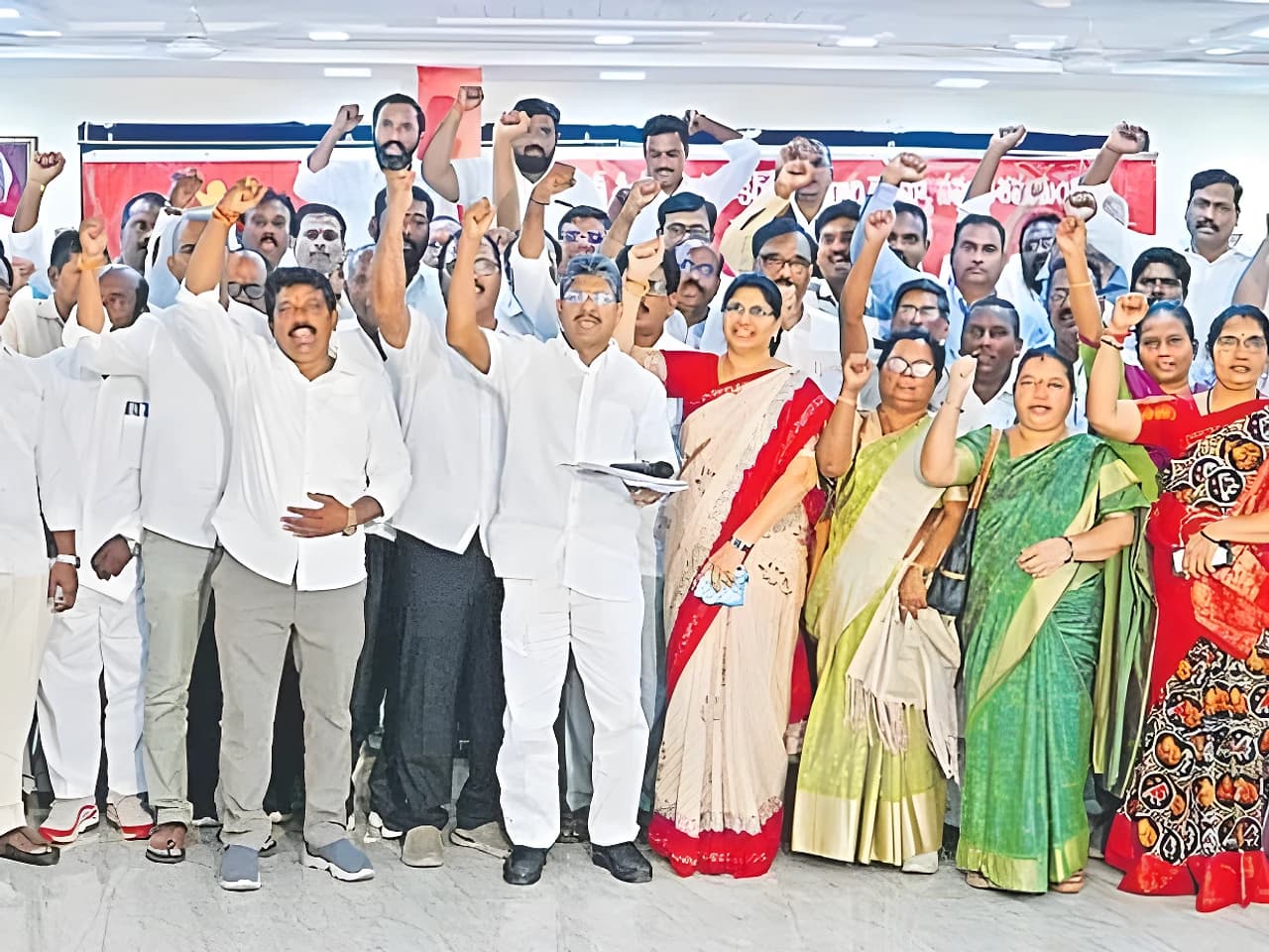 ఉద్యమానికి సిద్ధం కావాలి: AP JAC