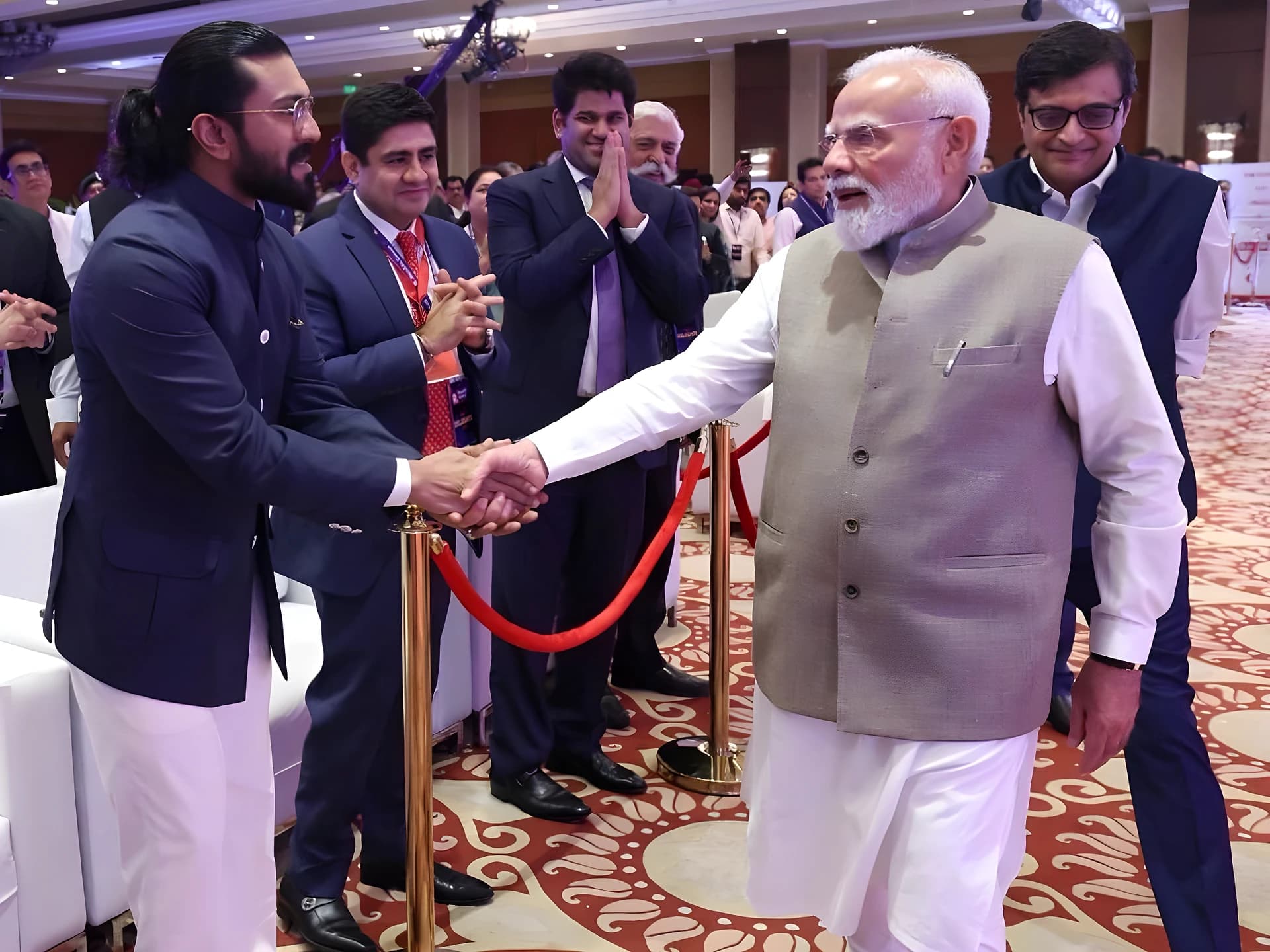 రామ్ చరణ్ పై PM మోదీ ప్రశంసలు.. ట్విట్టర్లో చిరంజీవి ప్రౌడ్ పోస్ట్!