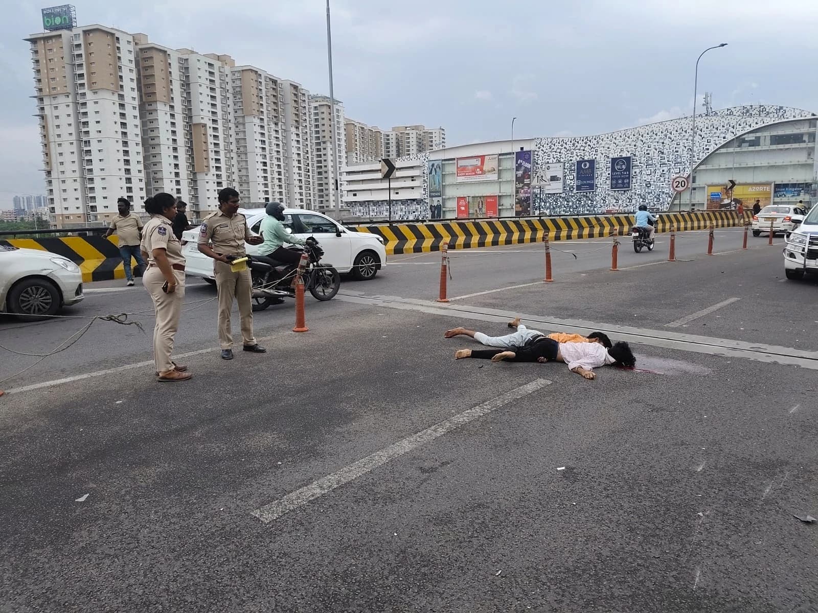 గచ్చిబౌలి ఫ్లైఓవర్పై ఘోర రోడ్డు ప్రమాదం