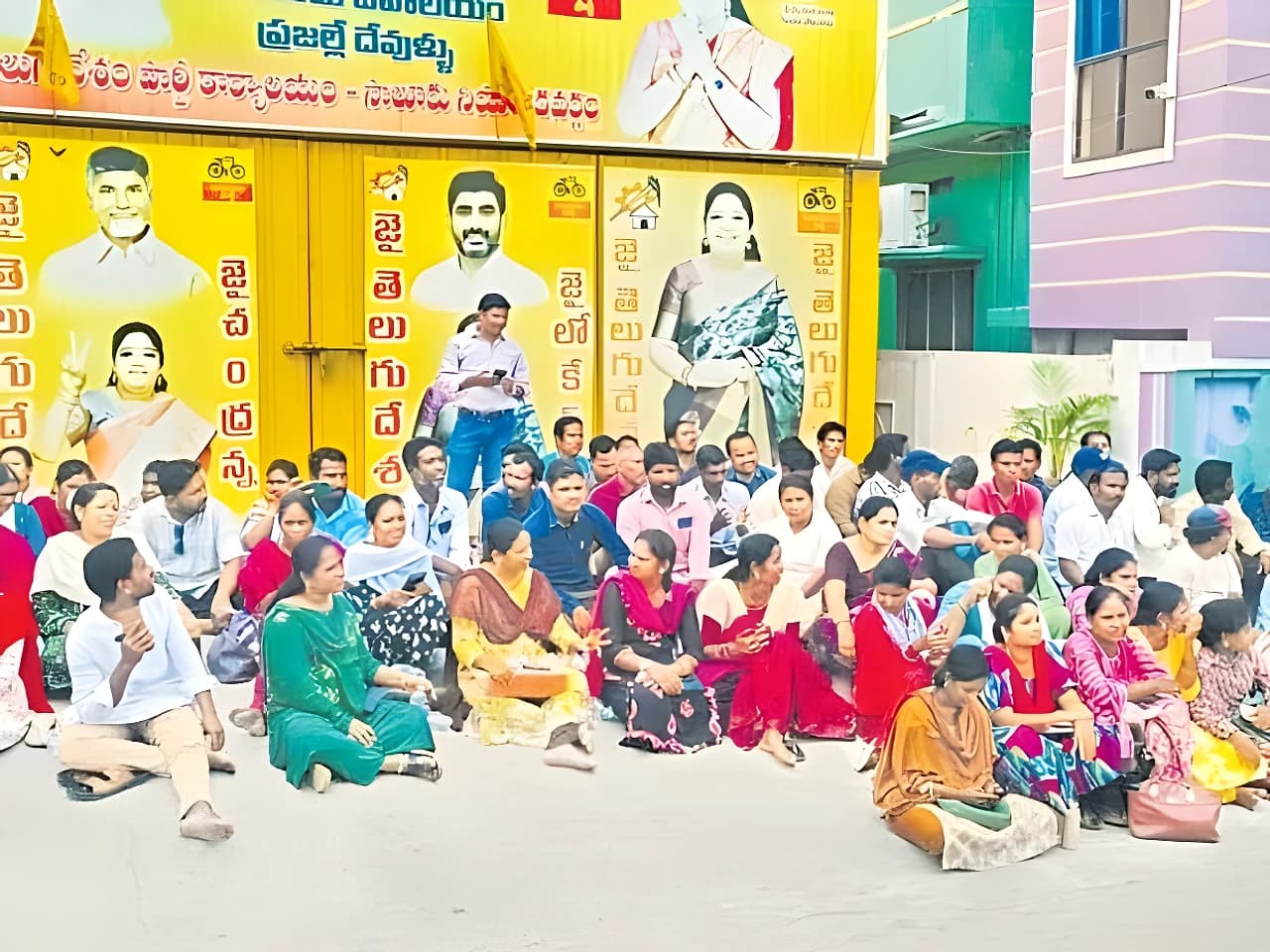 రోడ్డెక్కిన అవుట్సోర్సింగ్ టీచర్లు.. మంత్రి ఇంటి ముట్టడి