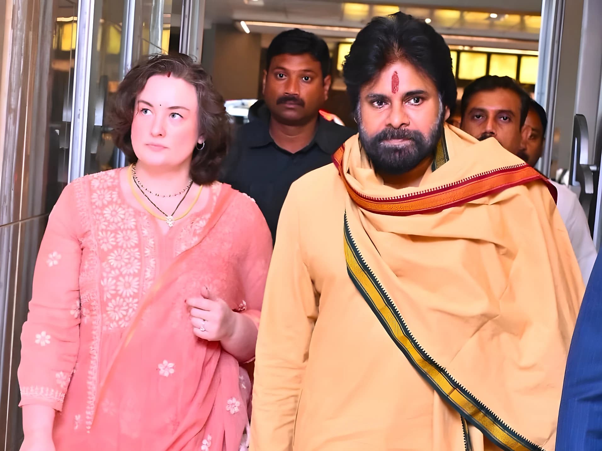 ముంబై హాస్పిటల్లో పవన్ కళ్యాణ్..