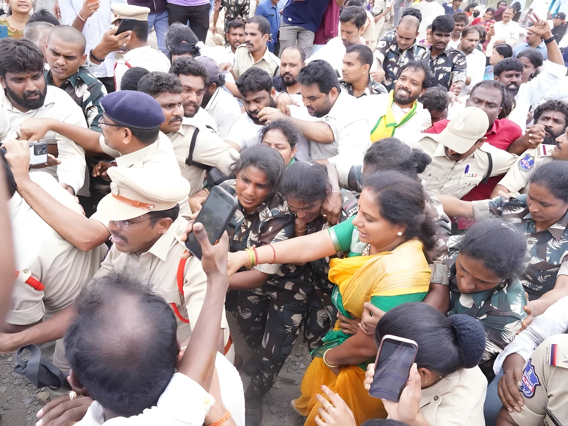 TRS చీఫ్ కవిత అరెస్ట్