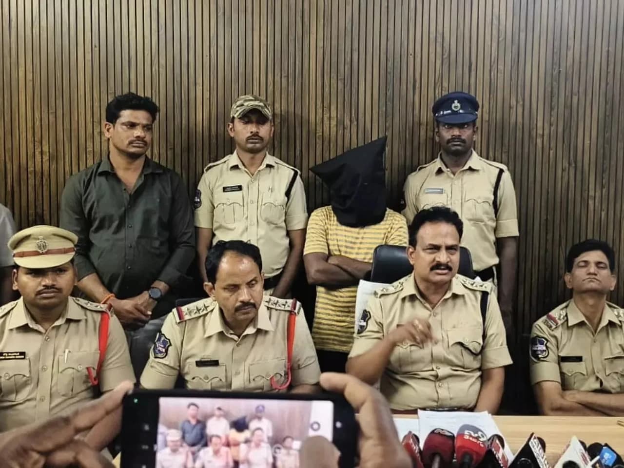 చోరీ కేసులో షాకింగ్ ట్విస్ట్.. వాచ్మన్ అరెస్ట్
