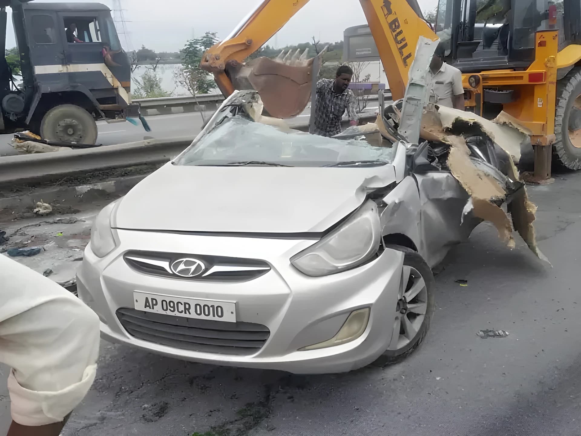 హైవేపై ఘోర ప్రమాదం.. నలుగురు స్పాట్డెడ్