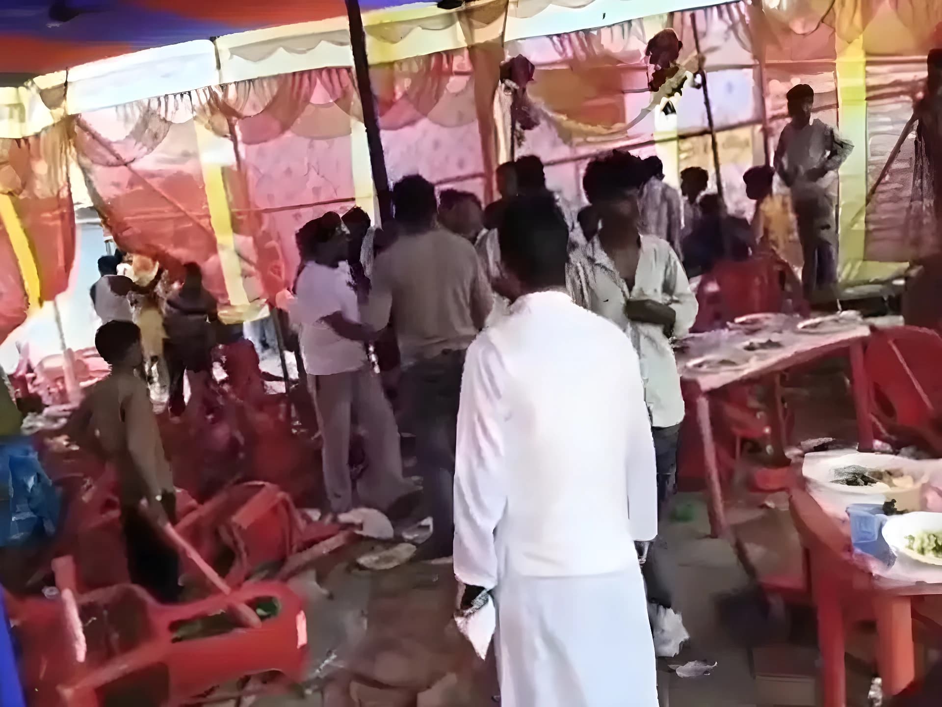 మటన్ కోసం పెళ్లిలో తన్నుకున్నారు 🤯