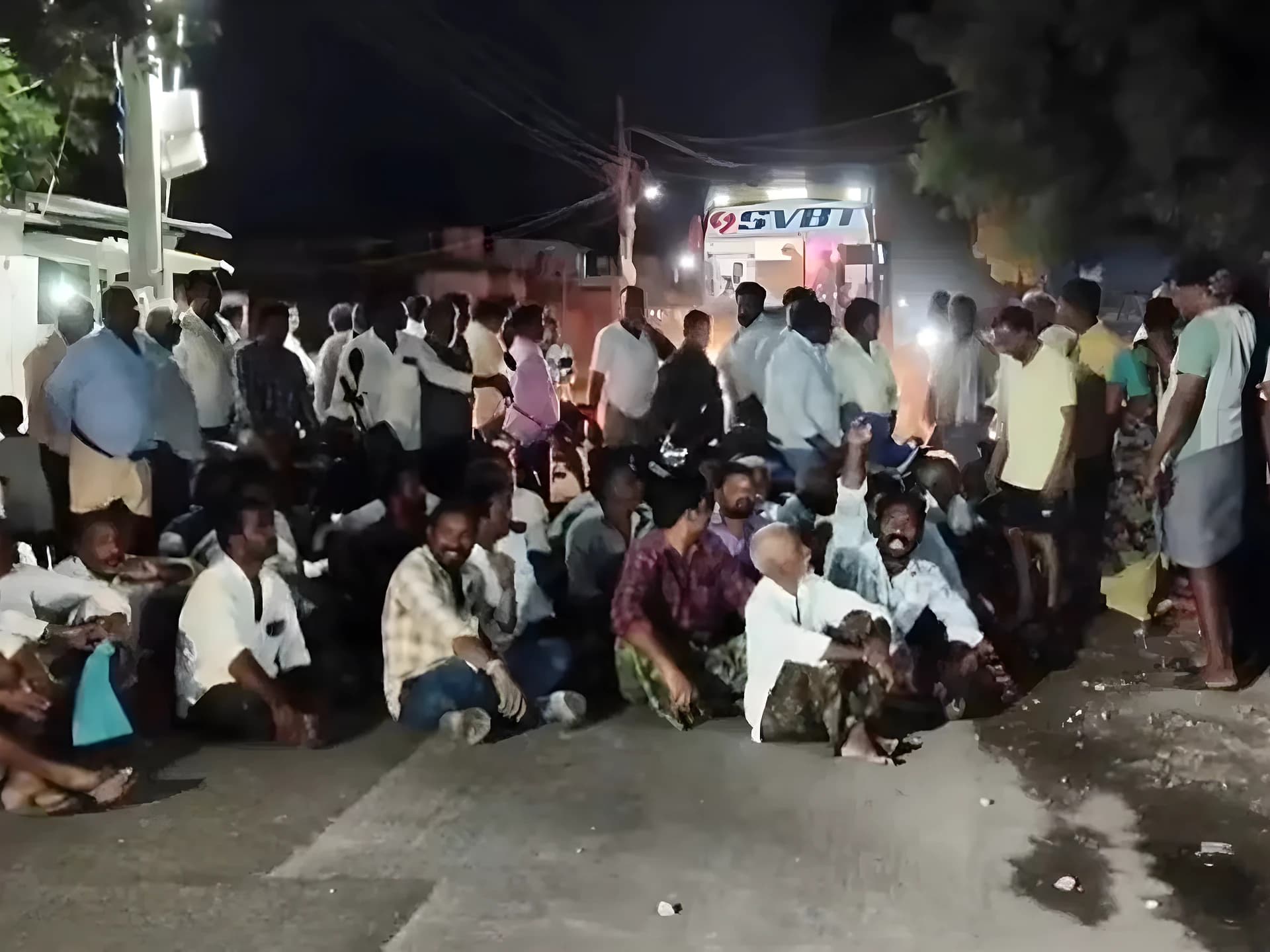 రీసర్వేలో అవకతవకలు జరిగాయని రైతులు నిరసన