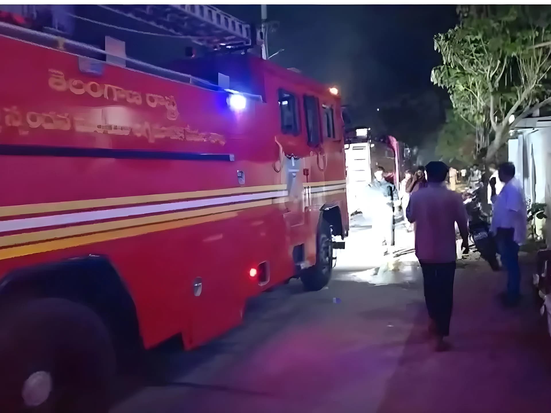 గోదాంలో చెలరేగిన మంటలు.. క్షణాల్లోనే దగ్ధం