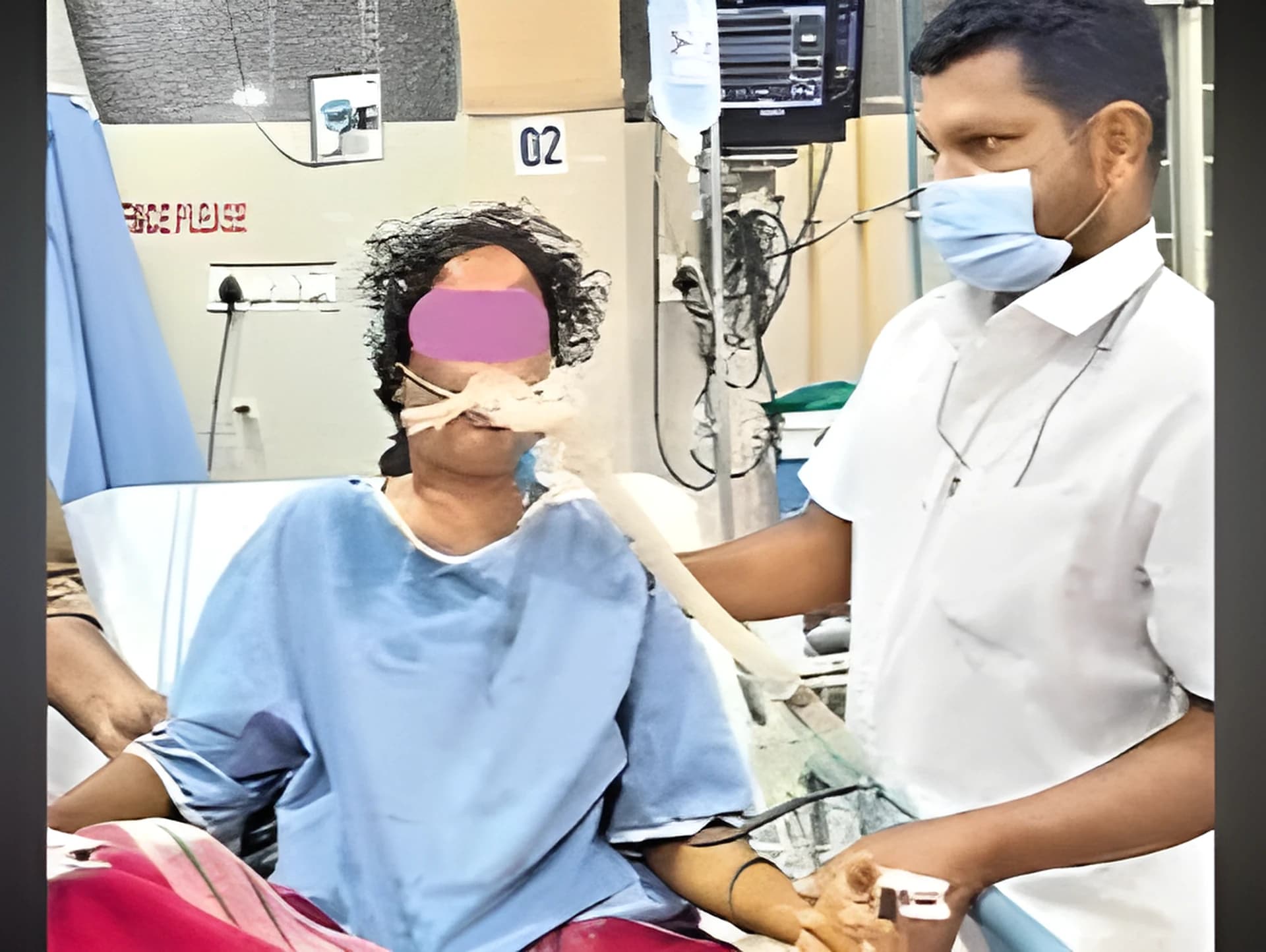 ట్రీట్మెంట్ అంటూ..మెడ కొరికిన డాక్టర్