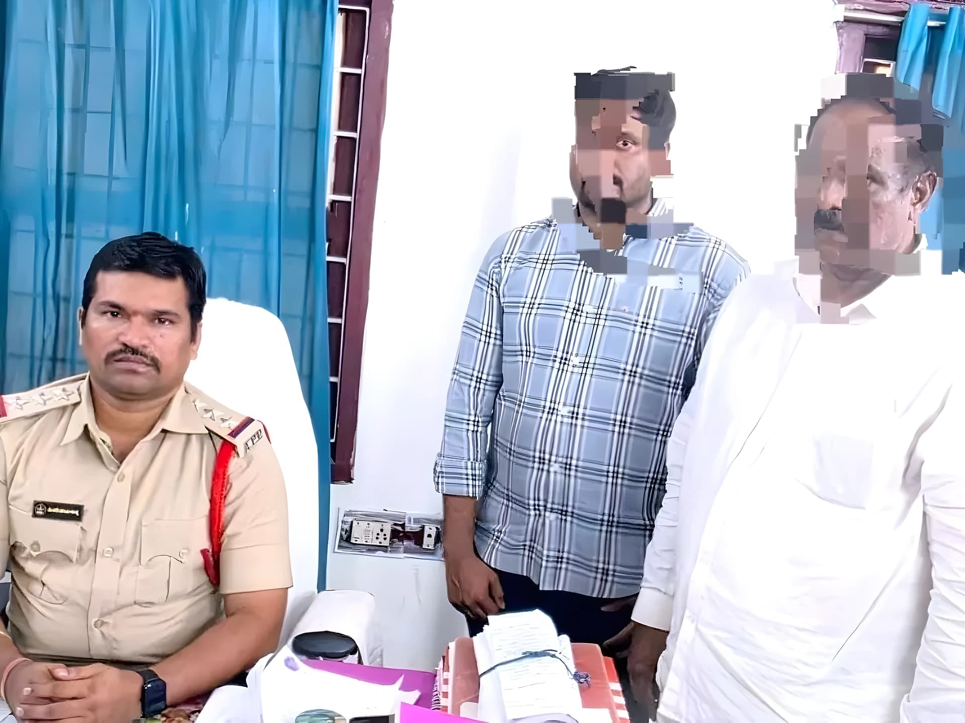 నకిలీ పత్రాలతో మోసం.. తండ్రీకొడుకుల అరెస్ట్