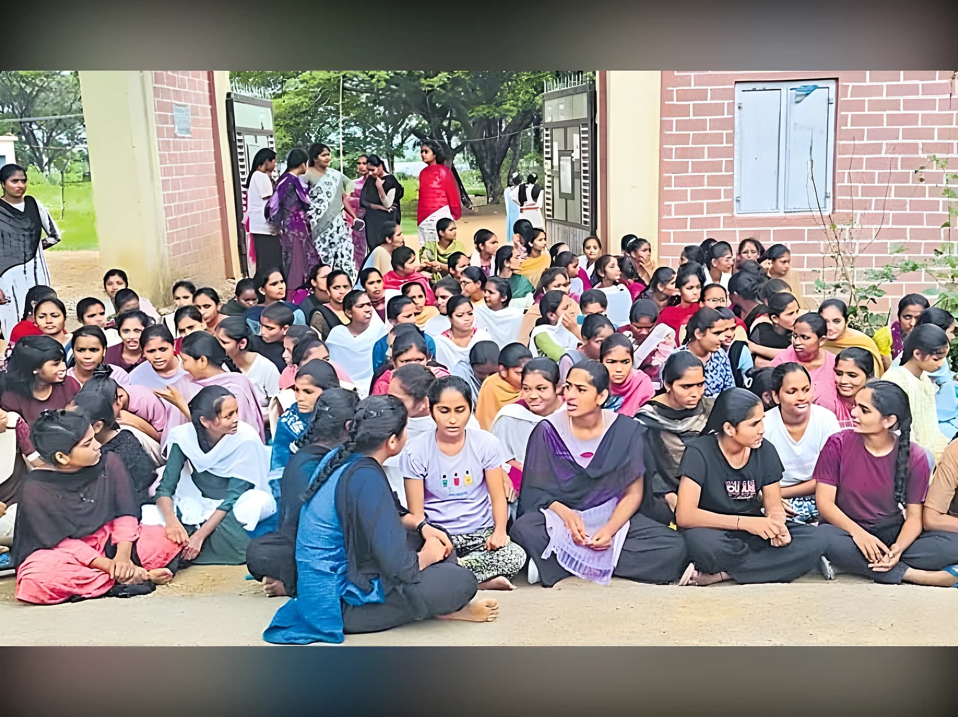 వసతుల కోసం గురుకులంలో బాలికల ధర్నా